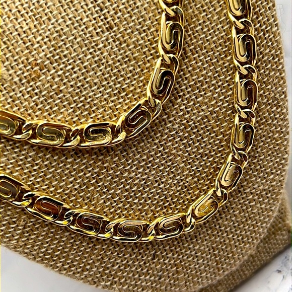Gold 46” Interlocking Curb Chain. - Picture 5 of 7